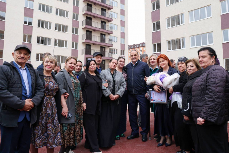 В Каспийске вручили ключи от новых квартир участникам программы переселения из аварийного жилья