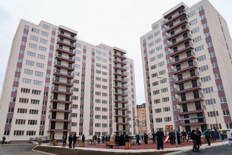 В Каспийске вручили ключи от новых квартир участникам программы переселения из аварийного жилья