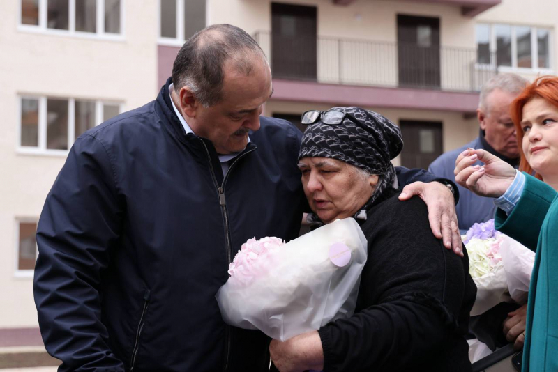 В Каспийске вручили ключи от новых квартир участникам программы переселения из аварийного жилья