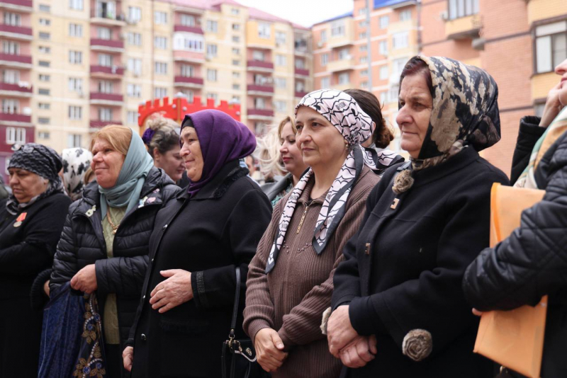 В Каспийске вручили ключи от новых квартир участникам программы переселения из аварийного жилья