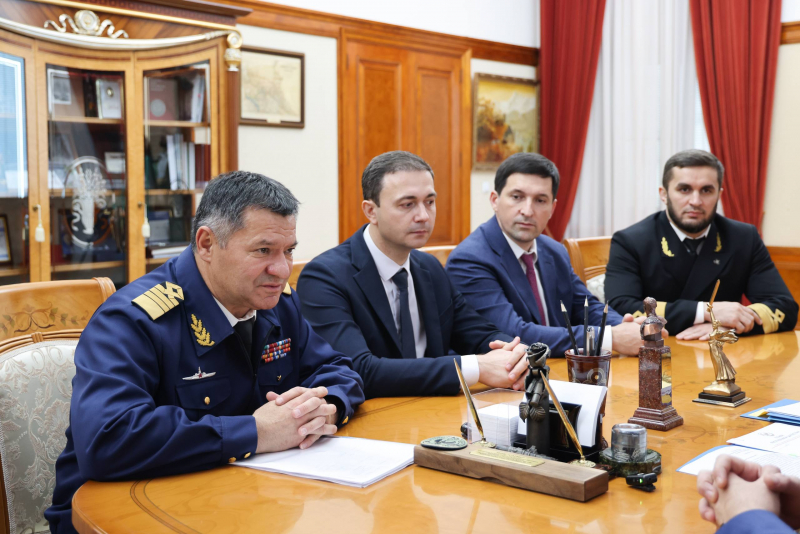 Сергей Меликов обсудил с руководителем Росморречфлота Андреем Тарасенко развитие мореходного училища и махачкалинского порта