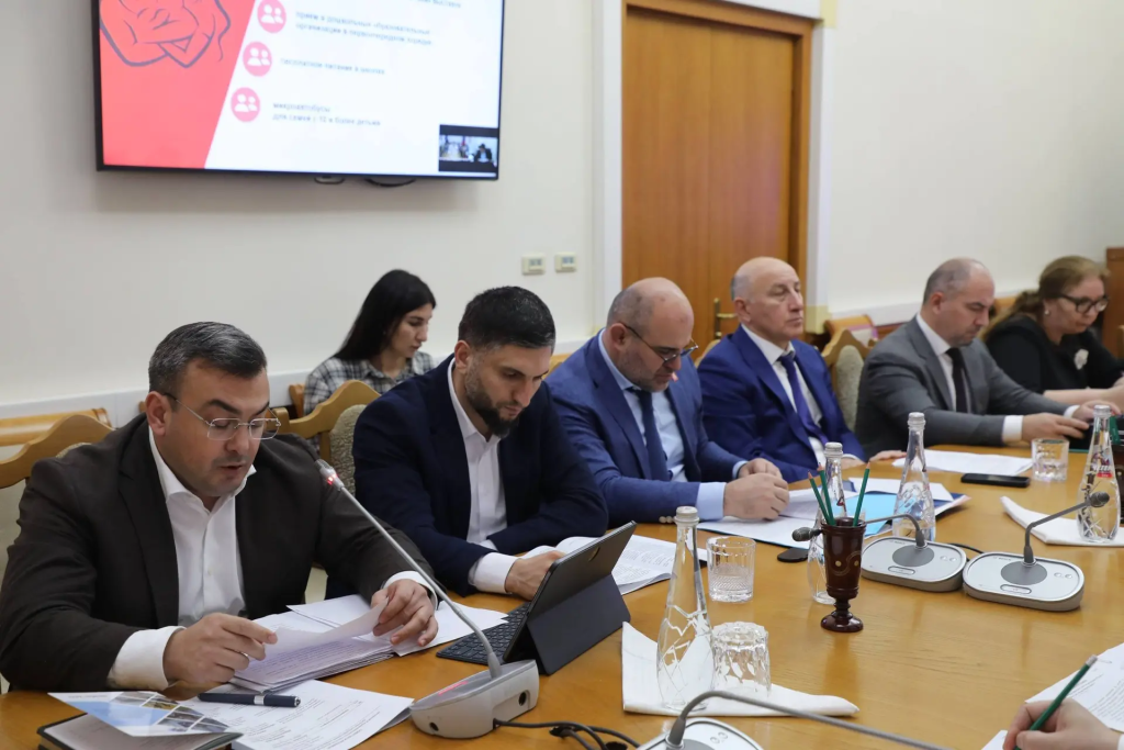 Реализацию государственной семейной политики обсудили в Правительстве РД