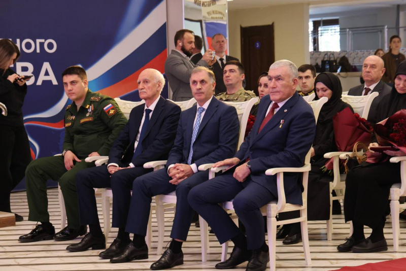 Сергей Меликов вручил отличившимся дагестанцам государственные награды