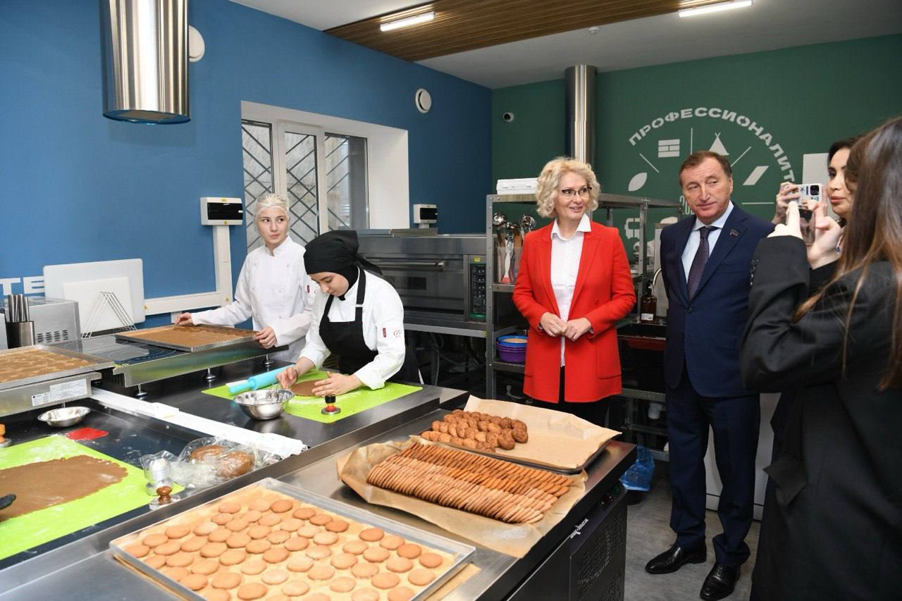 Студенты ДГУНХ отправили партию домашней выпечки в зону СВО