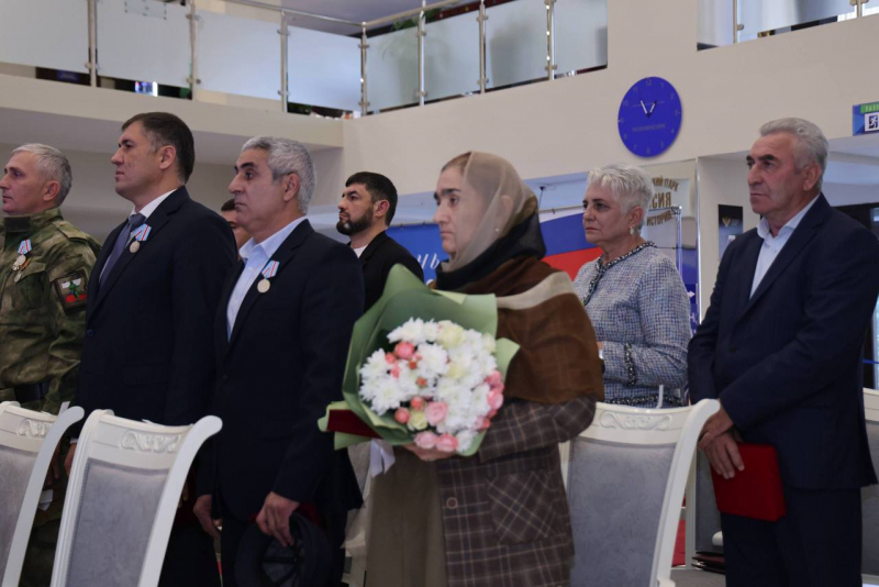 Сергей Меликов вручил отличившимся дагестанцам государственные награды