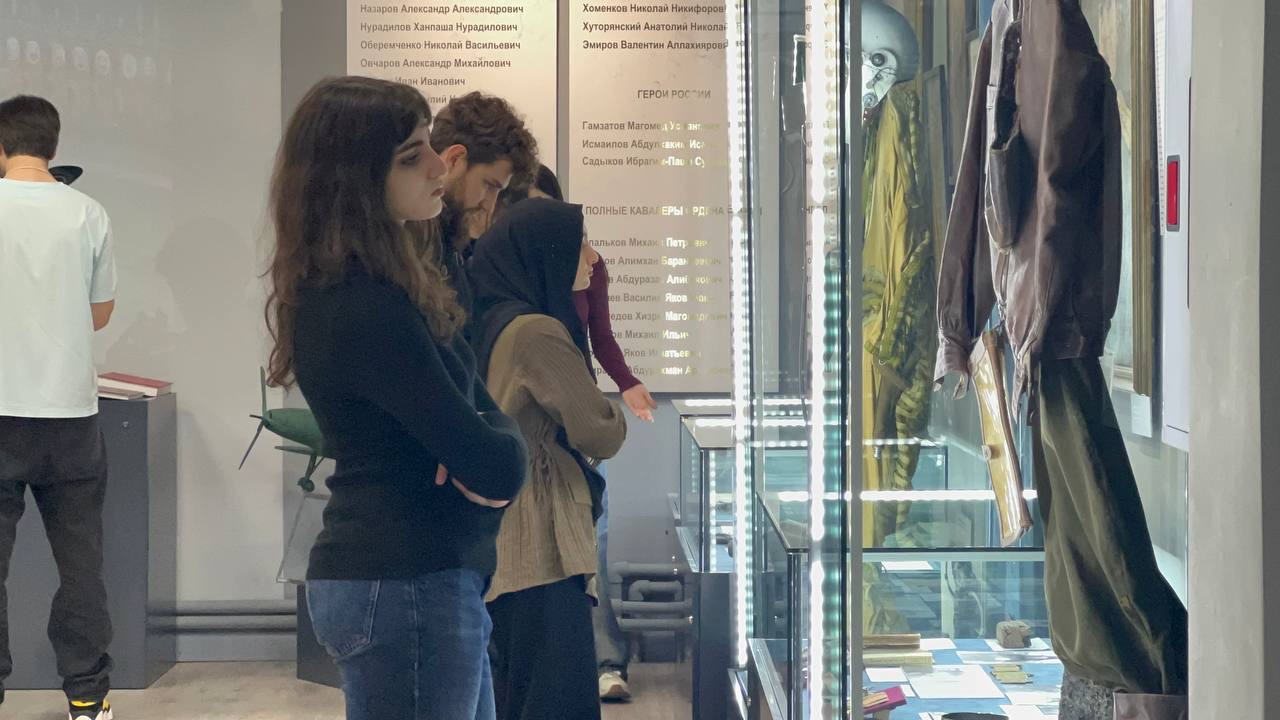 В Махачкале прошла патриотическая экскурсия для молодежи ко Дню Героев Отечества