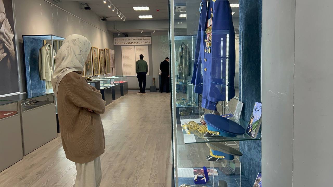 В Махачкале прошла патриотическая экскурсия для молодежи ко Дню Героев Отечества