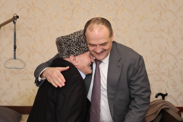 Сергей Меликов поздравил ветерана ВОВ Мусу Багаудинова с Днем Героев Отечества