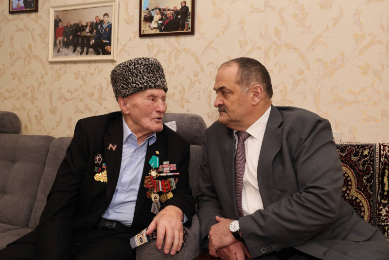Сергей Меликов поздравил ветерана ВОВ Мусу Багаудинова с Днем Героев Отечества